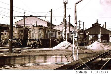 昭和43年　蒸気機関車C58と旧型電気機関車　八王子機関区　東京都　 108453544