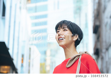 街で空を見上げる女性 街で空を見上げる女性 108453572