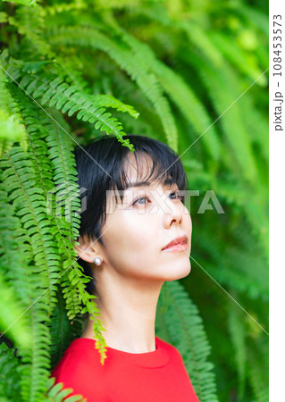 緑に囲まれた女性のポートレート 緑に囲まれた女性のポートレート 108453573