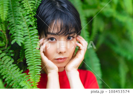 緑に囲まれた女性のポートレート 108453574