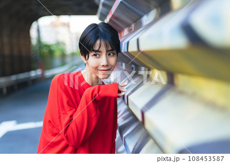 女性のファッションポートレート　ストリートスナップ 108453587