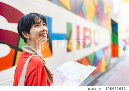 街中で地図を見る女性 108453618