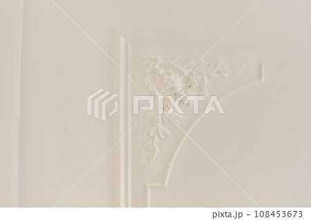 a white wall with an ornate design on the top and bottom part of it's frame is painted off 108453673