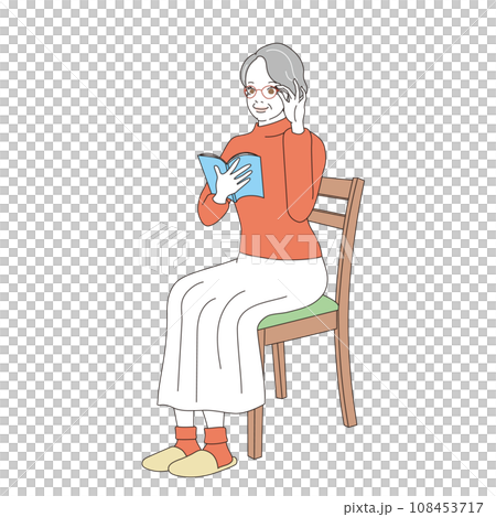 優雅的高級女性坐在椅子上讀書 優雅的高級女性坐在椅子上讀書 108453717