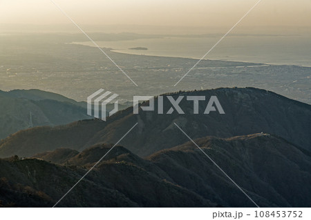 丹沢山地・塔ノ岳から見る朝の表尾根・三ノ塔と湘南の海 108453752