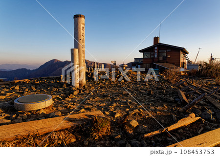 朝の丹沢山地・塔ノ岳山頂の風景 朝の丹沢山地・塔ノ岳山頂の風景 108453753