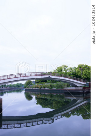 水面に映る堀川の御陵橋3 水面に映る堀川の御陵橋3 108453814