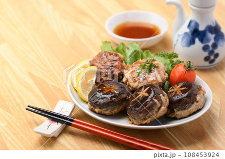 きのこ料理の定番 しいたけの肉詰め トマト レモン パセリ 大葉を添えて きのこ料理の定番 しいたけの肉詰め トマト レモン パセリ 大葉を添えて 108453924