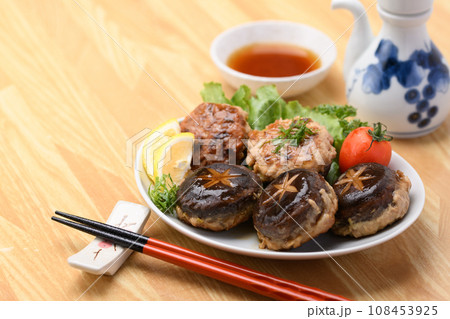きのこ料理の定番 しいたけの肉詰め トマト レモン パセリ 大葉を添えて きのこ料理の定番 しいたけの肉詰め トマト レモン パセリ 大葉を添えて 108453925