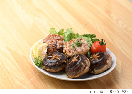 きのこ料理の定番 しいたけの肉詰め トマト レモン パセリ 大葉を添えて 108453928