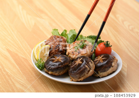 きのこ料理の定番 しいたけの肉詰め トマト レモン パセリ 大葉を添えて 108453929