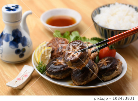 きのこ料理の定番 しいたけの肉詰め トマト レモン パセリ 大葉を添えて 108453931