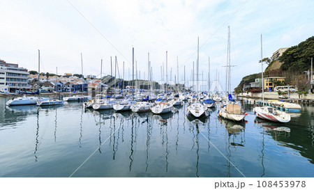 港に停泊するヨット(諸磯) 港に停泊するヨット(諸磯) 108453978