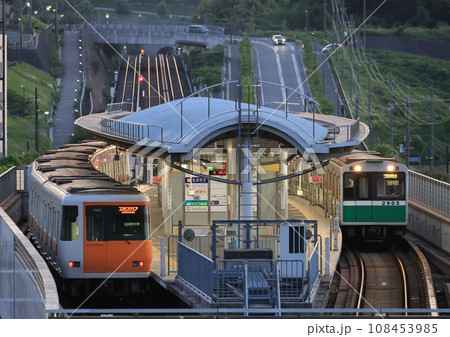 夕暮れの学研奈良登美ヶ丘駅で並ぶ電車 夕暮れの学研奈良登美ヶ丘駅で並ぶ電車 108453985