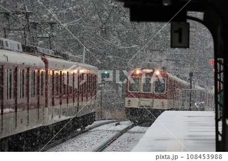 雪の長谷寺駅で離合する近鉄電車 108453988