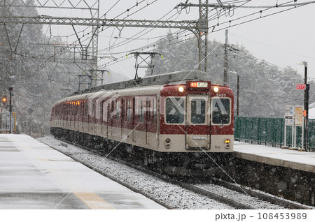 積雪の長谷寺駅に到着する近鉄電車 108453989