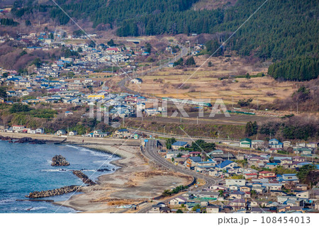 五能線を進むリゾートしらかみ 108454013