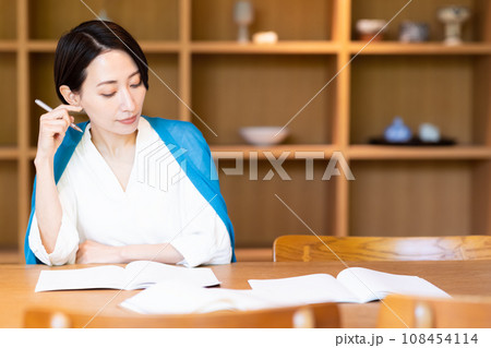 自宅で勉強をする女性 自宅で勉強をする女性 108454114