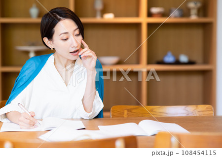 自宅で勉強をする女性 自宅で勉強をする女性 108454115