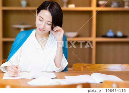 ノートに書く女性 ノートに書く女性 108454116