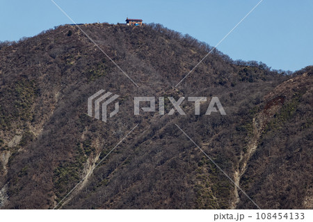 丹沢表尾根・三ノ塔から見る塔ノ岳山頂 108454133