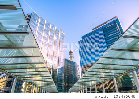日本の横浜都市景観 横浜シンフォステージ爆誕…新高島駅前のビル群などを望む 108455649