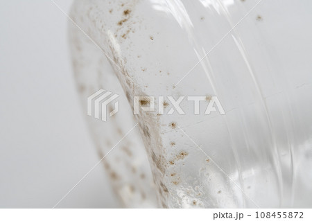 ペットボトルのカビ 108455872