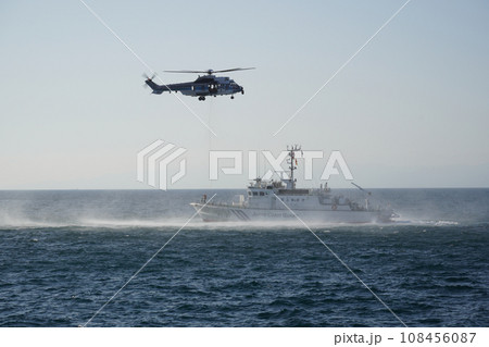 海上保安庁のヘリコプターと巡視艇 108456087