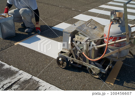 横断歩道ライン引き 区画線 白 工事写真 01 横断歩道ライン引き 区画線 白 工事写真 01 108456607