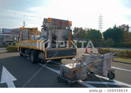 道路のライン工事を施工する工事車両と機械 トラック 区画線 道路のライン工事を施工する工事車両と機械 トラック 区画線 108456614