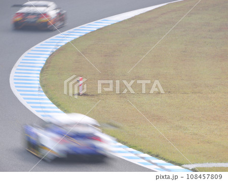 サーキットでレース 秋の曇った日 サーキットでレース 秋の曇った日 108457809