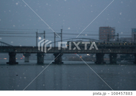 雪の中を走り橋を渡る電車 雪の中を走り橋を渡る電車 108457883