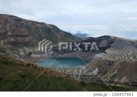 御釜展望台から見た秋の蔵王の御釜 108457981