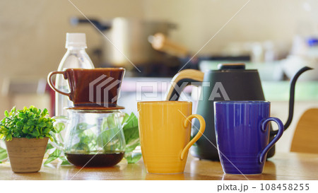 ペアのマグカップ|ダイニングテーブルでドリップコーヒー ペアのマグカップ|ダイニングテーブルでドリップコーヒー 108458255