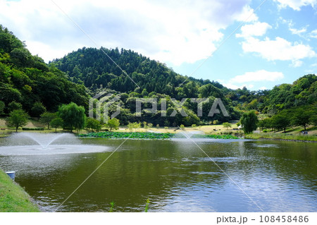 天童公園の愛宕沼に作られた親水空間の噴水 108458486