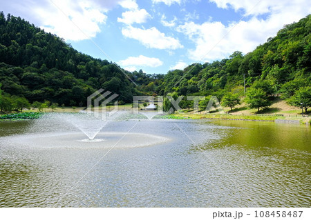 天童公園の愛宕沼に作られた親水空間の噴水 108458487