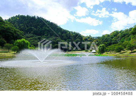 天童公園の愛宕沼に作られた親水空間の噴水 天童公園の愛宕沼に作られた親水空間の噴水 108458488