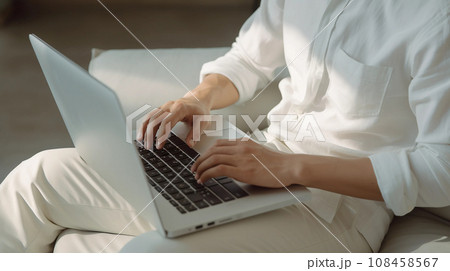 室内でパソコンをする男性　AI生成画像 108458567