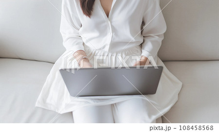 室内でパソコンをする女性　AI生成画像 108458568