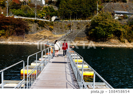 東京都奥多摩町 奥多摩湖の麦山浮橋 東京都奥多摩町 奥多摩湖の麦山浮橋 108458654