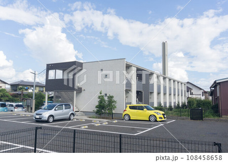 二階建てマンション　集合住宅　駐車場 108458658