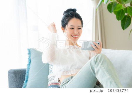 スマホを操作する若い女性 108458774