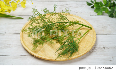 ディル(イノンド) 白い木目背景 ディル(イノンド) 白い木目背景 108458862