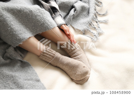 女性の足　冷え性イメージ 108458900