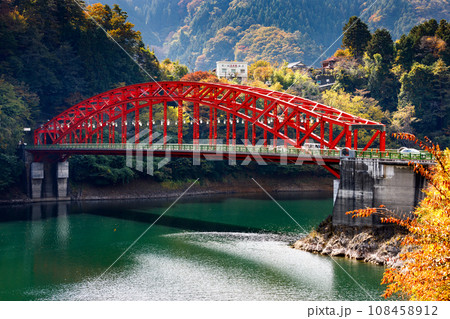 東京都奥多摩町 奥多摩湖にかかる赤い峰谷橋 東京都奥多摩町 奥多摩湖にかかる赤い峰谷橋 108458912