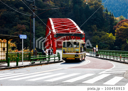 東京都奥多摩町　奥多摩湖にかかる赤い峰谷橋 108458913