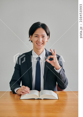 法律相談を受けてアドバイスをする男性弁護士 108458993