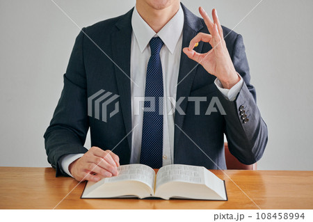 法律相談を受けてアドバイスをする男性弁護士 108458994