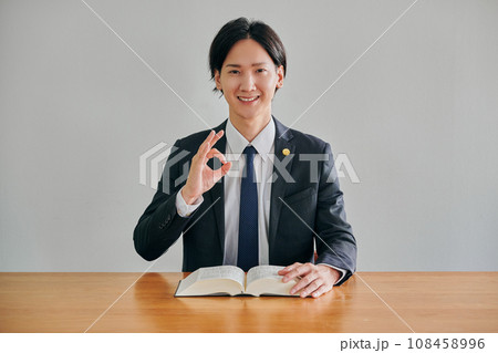 法律相談を受けてアドバイスをする男性弁護士 法律相談を受けてアドバイスをする男性弁護士 108458996