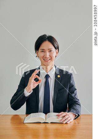 法律相談を受けてアドバイスをする男性弁護士 108458997